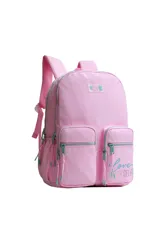 Mochila escolar color rosa claro con detalles en verde menta en los cierres y tiradores. Presenta dos bolsillos frontales con cierre y un parche con el logo de la marca. En el bolsillo inferior derecho tiene bordado el texto "love yourself" en color celeste.