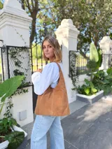 Bolso tipo tote bag color camel, confeccionado en cuero gamuzado.