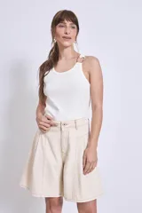 Musculosa marrón de canalé con cuello redondo y detalle de argolla dorada en el tirante.