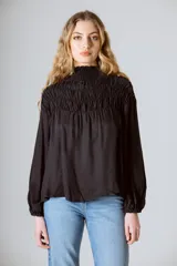 Blusa negra de manga larga con cuello alto fruncido y diseño amplio con frunces en la parte superior.