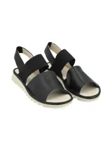Sandalia Pasqualini modelo Malawi de cuero negro, con tiras elásticas anchas en el empeine y talón, suela dentada en tono beige claro y plantilla acolchada.