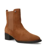 Bota de caña baja estilo Chelsea, confeccionada en gamuza color marrón, con paneles laterales elásticos al tono y taco cuadrado bajo de color negro.