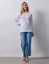 Blusa amarilla texturada con escote redondo y mangas 3/4 con puño elastizado. Aplique de broderie en escote y mangas. Marca Ruby Rd.