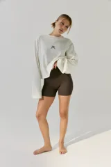 Biker color marrón oscuro, tejida sin costuras, con cintura ancha y logo a contratono en cintura trasera.