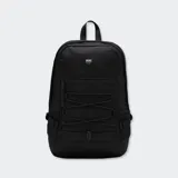 Mochila Vans negra con logo en la parte superior, bolsillo frontal con cierre y cordones elásticos cruzados.