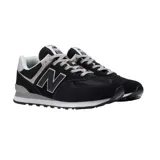 Championes urbanos New Balance modelo ML574EVB, color negro con detalles en gris y blanco, confeccionados en gamuza y malla, con logo "N" característico en los laterales y entresuela ENCAP.