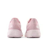 Championes de running New Balance modelo 880 v13, color rosado con detalles en blanco y coral. Confeccionados con empeine de malla técnica y entresuela Fresh Foam X para mayor amortiguación y suela de caucho NDurance.