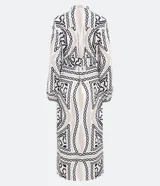 Vestido midi estilo chemise de satén con estampado de cadenas en blanco y negro. Tiene cuello redondo, mangas largas con puños elásticos, abotonadura frontal y cinturón con hebilla redonda.