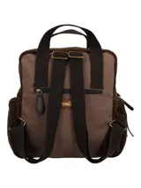 Mochila de diseño patchwork en tonos marrones, confeccionada en textil con detalles de pana y gamuza. Presenta un bolsillo frontal con solapa, manijas superiores fijas, correas ajustables y un llavero decorativo con borlas y cuentas en el lateral.