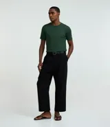 Remera de manga corta, cuello redondo y calce ajustado (slim fit), color gris claro, con textura acanalada vertical.