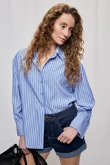 Short de denim color negro con dobladillo fijo, bolsillos delanteros y traseros, de corte clásico.