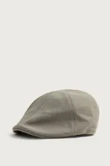 Boina con visera de color beige y marrón con diseño de cuadros pequeños, confeccionada en tejido con viscosa y ajuste elástico posterior.