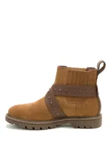 Bota corta de gamuza marrón Caterpillar modelo Grader Ws Embellish, con suela track de goma, elásticos laterales y correas cruzadas de cuero con tachas y hebilla metálica.