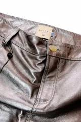 Pollera midi de corte recto, confeccionada en cuero sintético con acabado metalizado en color rosado. Presenta costuras verticales visibles y cierre frontal.