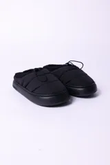 Pantuflas negras acolchadas con interior de piel sintética y cordón ajustable.