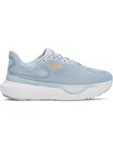 Championes de running Under Armour Infinite Pro 2, color celeste claro con detalles en naranja. Presentan una parte superior de malla técnica transpirable, entresuela con amortiguación UA HOVR+ para retorno de energía y suela de goma duradera.