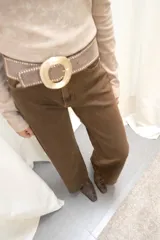 Jean marrón de corte recto y tiro alto con bolsillos y trabillas para cinturón.