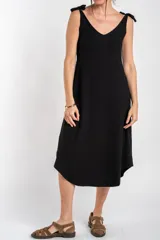 Vestido midi marrón de tejido acanalado, con escote en V y tirantes ajustables con lazos en los hombros.