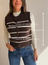 Chaleco tejido de punto con diseño de rayas horizontales en color marrón y blanco, con cierre frontal de botones y cuello redondo.