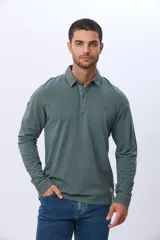 Remera polo de manga larga confeccionada en tejido piqué de algodón. Presenta cuello clásico, cierre frontal con botones y logo bordado en el pecho.