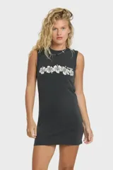Vestido corto sin mangas de color negro, corte recto y escote redondo, con estampado frontal de flores en el pecho.