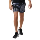 Short de running New Balance Accelerate 5 Inch con estampado de camuflaje en tonos grises y negros.