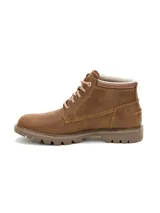 Bota de caña media Cat modelo Colorado, confeccionada en cuero color marrón. Presenta cierre de cordones, cuello acolchado y suela de goma dentada para mayor tracción.