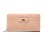 Billetera rectangular de diseño acolchado con costuras en forma de rombos, color nude. Presenta un aplique central con el logo metálico de la marca y cierre perimetral.
