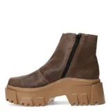 Botas tipo chelsea de cuero negro con caña media y paneles elásticos laterales. Presentan una suela track de plataforma alta con diseño dentado.