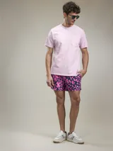 Remera verde militar de manga corta con bolsillo en el pecho.