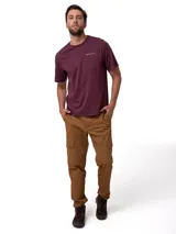 Remera de manga corta y cuello redondo, color bordó, con logo de la marca estampado en el pecho y etiqueta en el dobladillo.