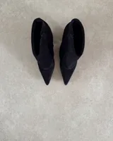 Botin de gamuza negra con punta fina y taco cuadrado.