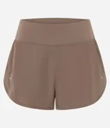 Short runner deportivo 2x1 de microfibra color bordó, con cintura elástica, bolsillo funcional con cierre y bajo redondeado.