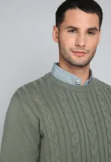 Sweater de punto trenzado color azul marino, con cuello redondo y mangas largas.