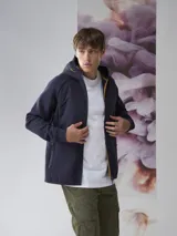 Campera verde oscuro con capucha, cierre frontal y bolsillos laterales.