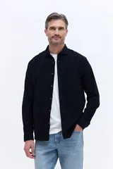 Camisa de pana de algodón con cuello clásico, cierre frontal de botones y mangas largas. Presenta un diseño de corte regular con textura suave y acabado mate.