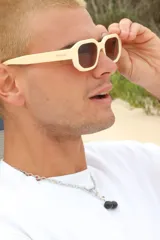 Collar plateado con cadena de eslabones y dije de cerezas negras.