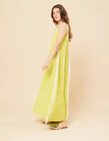 Vestido largo color verde lima, de lino, con escote en V en la parte delantera y trasera, y flecos de algodón blancos en los laterales.