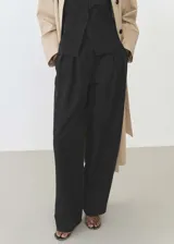 Pantalon de vestir de tiro alto con diseño recto, cierre frontal con botón, gancho y cremallera, y dos bolsillos laterales.