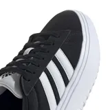 Championes Adidas Grand Court con diseño de plataforma, confeccionados en material sintético negro con las icónicas tres tiras laterales en blanco. Presentan suela de plataforma dentada en color blanco y cierre mediante cordones.