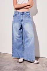 Pantalón de jean celeste de corte wide leg y tiro bajo.