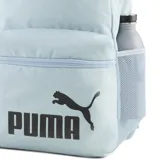 Mochila Puma Phase Backpack III, color celeste jaspeado, con compartimento principal y bolsillo frontal con cierre. Logo Puma grande estampado en color negro.