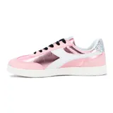 Championes Diadora Bamtelo para mujer, color rosado iridiscente con detalles en blanco y cordones negros. Presenta una franja lateral característica de la marca y detalle de glitter en el talón.