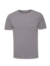 Remera de manga corta RKF color lila, confeccionada en mezcla de algodón y poliéster reciclado, con cuello redondo, bolsillo ojal en el pecho y detalle de bordado del logo de la marca.
