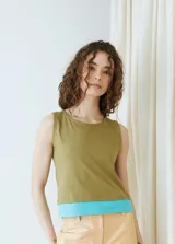Musculosa de algodón color verde militar con detalle de franja celeste en el ruedo, de corte recto y escote redondo.