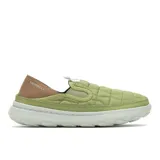 Slip on Merrell modelo Hut Moc 2, color verde oliva con talón en tono tostado. Presenta un diseño acolchado con costuras tipo quilt, talón plegable y suela de espuma ligera.