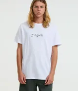 Remera blanca de corte comfort con cuello redondo y mangas cortas, confeccionada en algodón. Presenta un pequeño estampado en el frente con la inscripción "The Slow Days Club" y un gráfico en la espalda.
