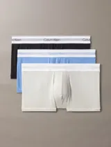 Pack de tres bóxers Calvin Klein de corte low rise, en colores negro, celeste y blanco. Confeccionados en tejido modal elástico suave y malla perforada. Cintura elástica blanca con logo repetitivo de la marca.