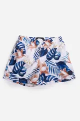 Short de baño celeste con estampado de hojas pequeñas en tonos verdes y blancos. Cuenta con cintura elástica con cordón ajustable, bolsillos laterales y un parche circular con logo en la parte inferior.