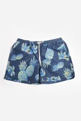 Short de baño con estampado de ondas en tonos azules y beige, cintura elástica con cordón ajustable, bolsillos laterales y suspensor interno.